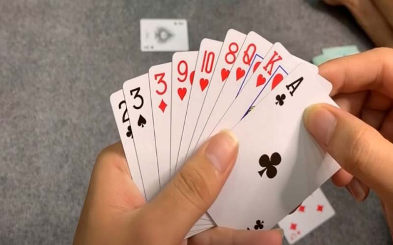 Để bắt đầu một ván phỏm, cần chuẩn bị bộ bài tú lơ khơ gồm 52 lá.